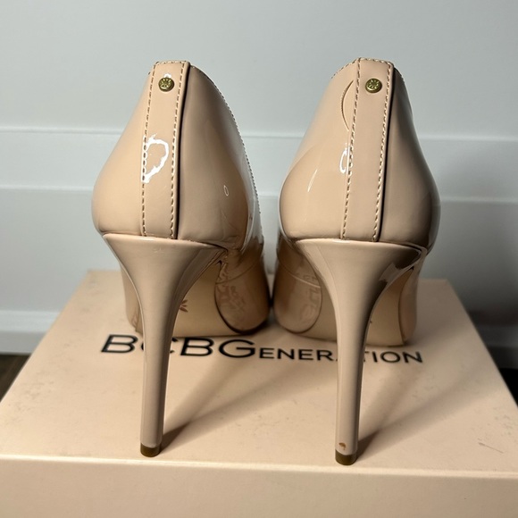 BCBGeneration - BCBGeneration Women Heidi Smooth Patent Shell Pumps - Picture 5 of 6
